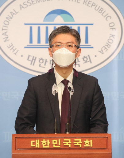 조정훈 시대전환 서울시장 후보가 2일 국회 소통관에서 서울시장 8호 공약 '서울 개발이익 반띵 약속' 발표 기자회견을 열고 있다. 연합뉴스